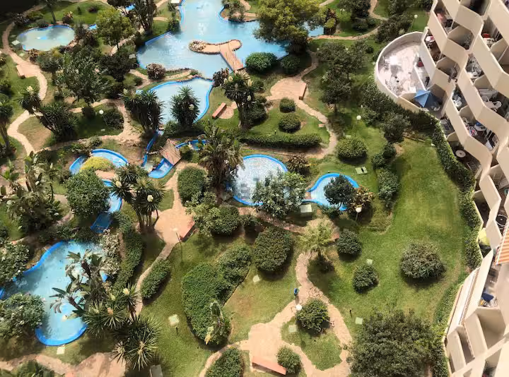 Vista aérea de los jardines y las piscinas del complejo