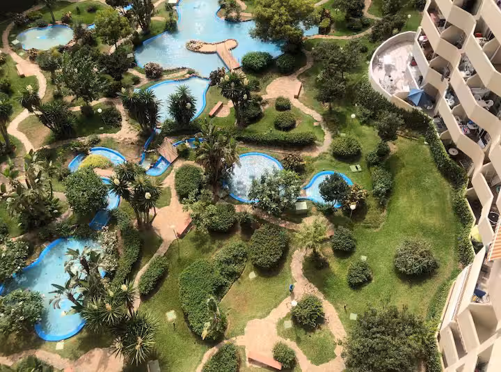 Jardines y piscinas vistos desde arriba