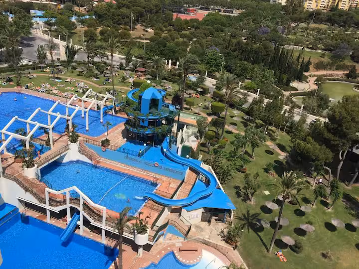 Vista aérea de las piscinas y jardines del complejo
