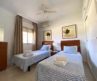Dormitorio con dos camas individuales