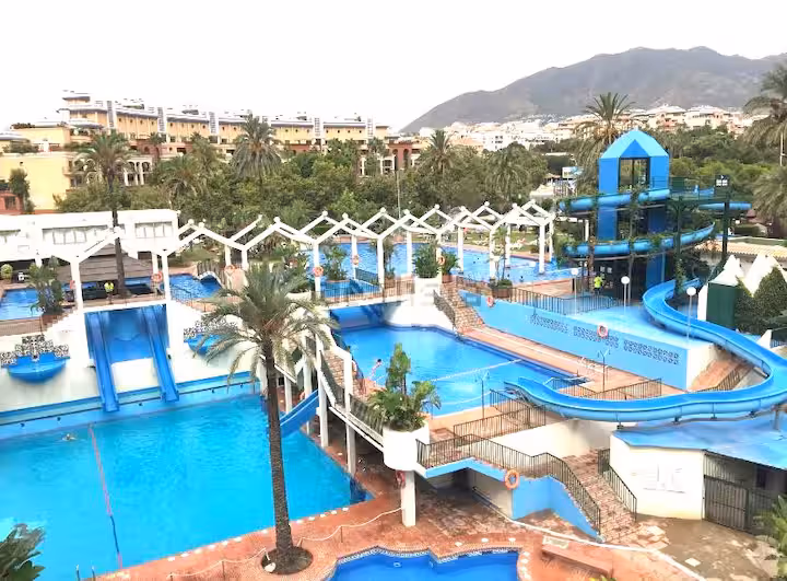 Piscinas con toboganes del complejo Benal Beach